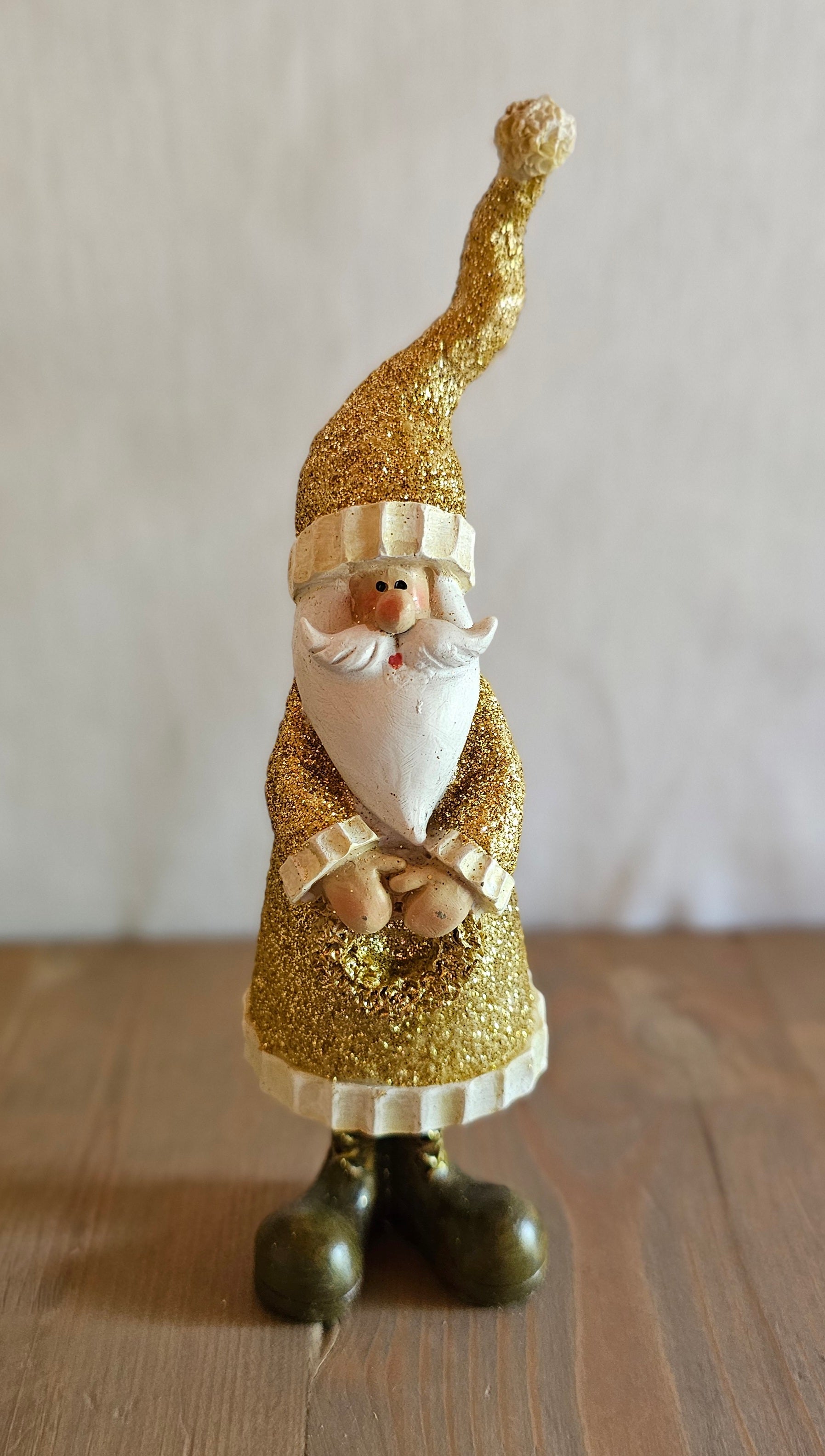 Nikolaus / Weihnachtsmann aus Polyresin / Figur / Aufsteller – gold – Höhe 19 cm