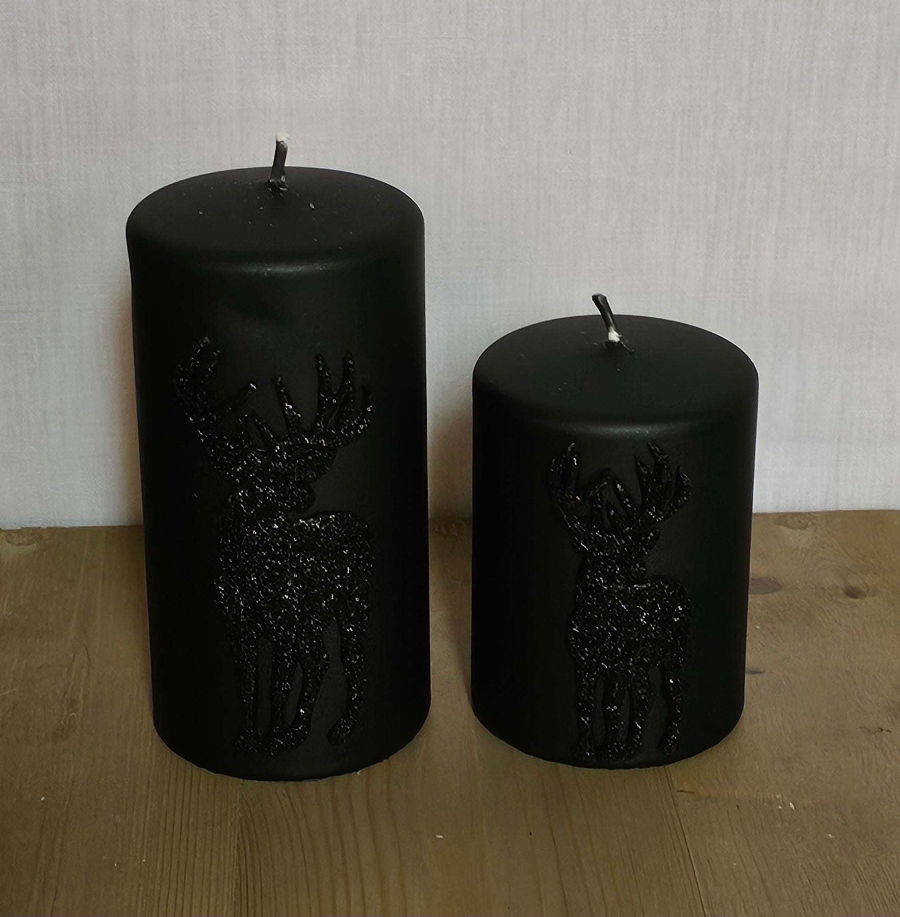 Set Stumpenkerzen mit Rentierdesign / Kerzen – schwarz – Höhe 10 cm + Höhe 14 cm – Ø 7 cm