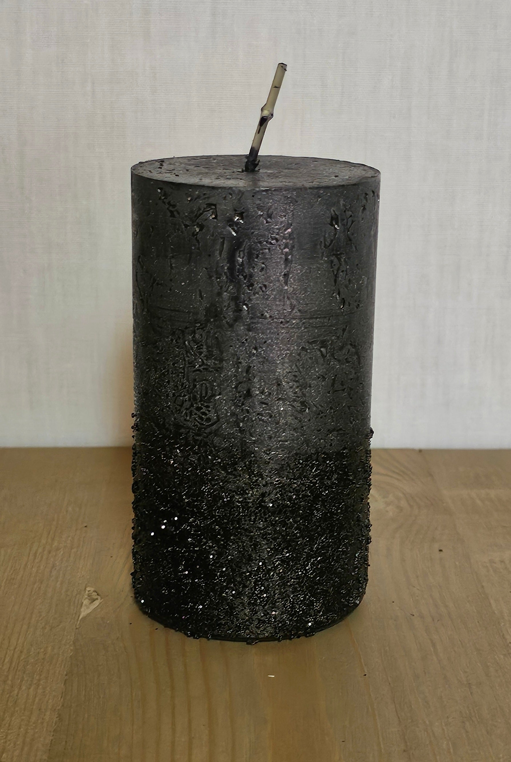Wenzel Stumpenkerze / Dekokerze / Kerze "Rustic" – schwarz mit Glitzer – Höhe 11 cm – Ø 6 cm