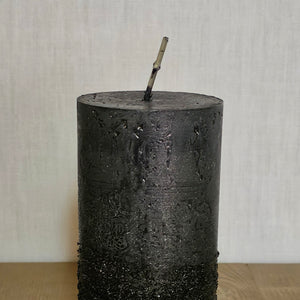 Wenzel Stumpenkerze / Dekokerze / Kerze "Rustic" – schwarz mit Glitzer – Höhe 11 cm – Ø 6 cm