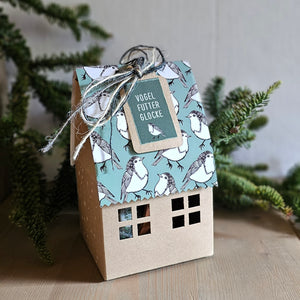 Vogelhaus mit Futterglocke und Meisenknödel / Weihnachten / Geschenk – 9 x 9 x 15 cm – gefertigt von Menschen mit Behinderung