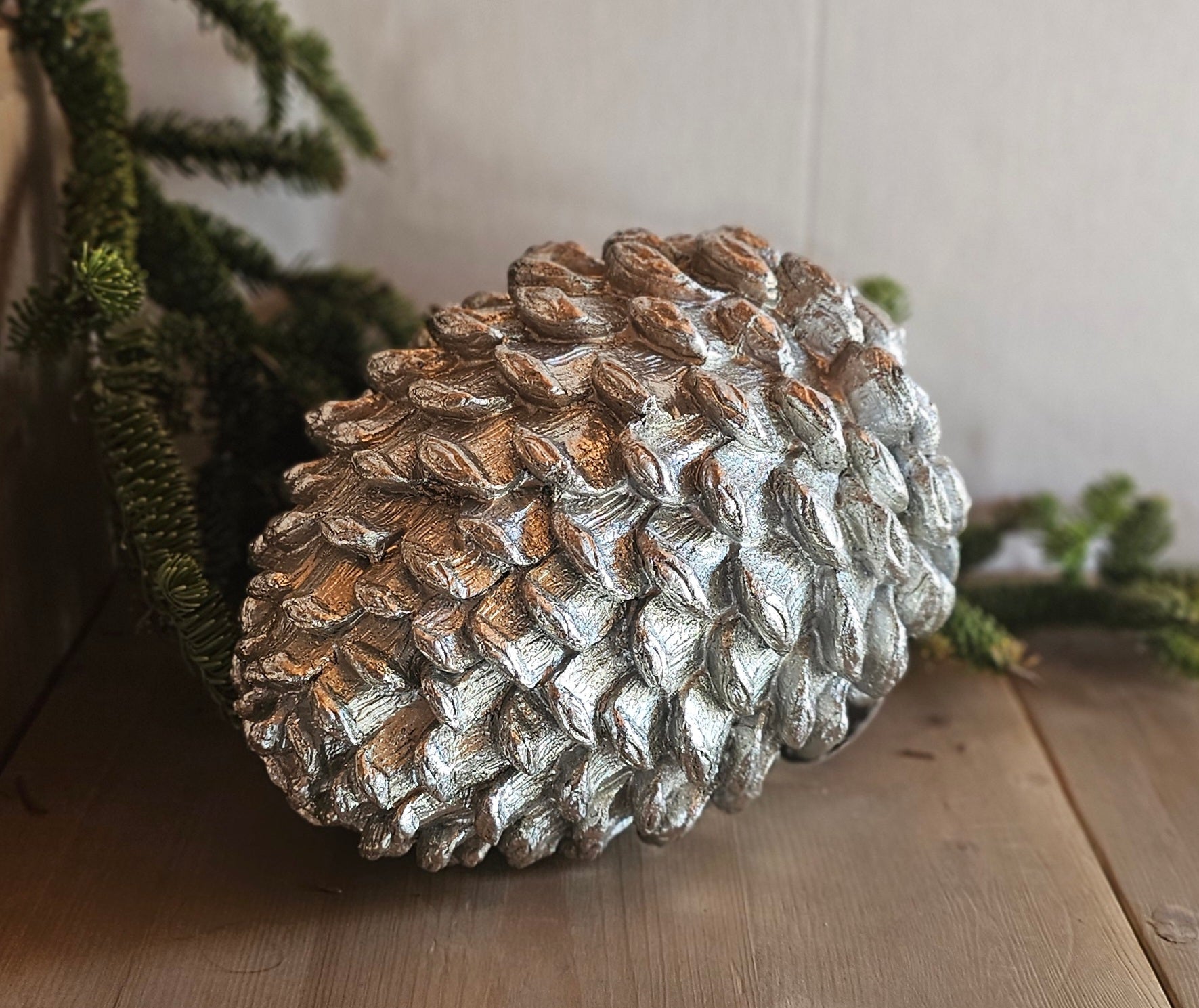 Eichel Polyresin / Dekofigur / Dekoration / Weihnachten – silber – Länge 23 cm