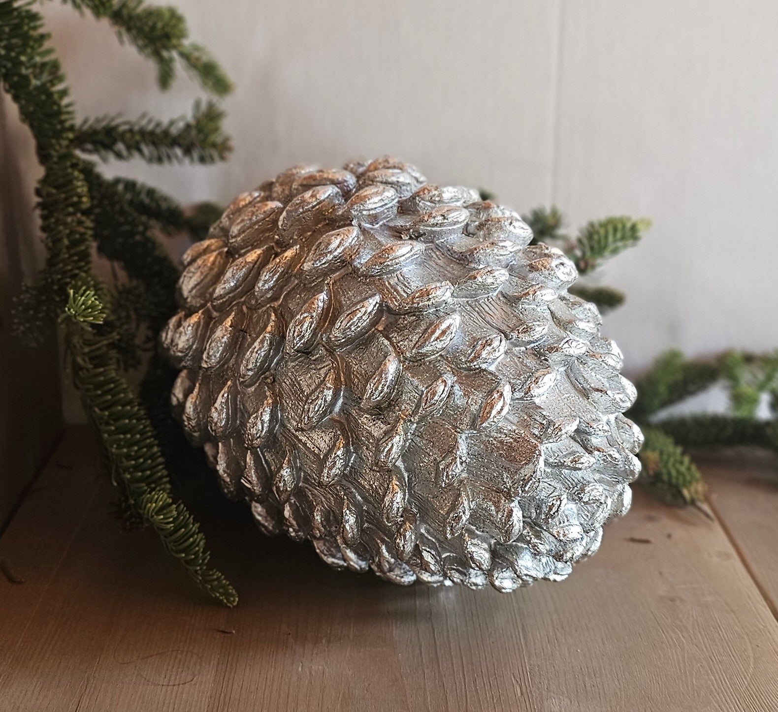 Eichel Polyresin / Dekofigur / Dekoration / Weihnachten – silber – Länge 23 cm