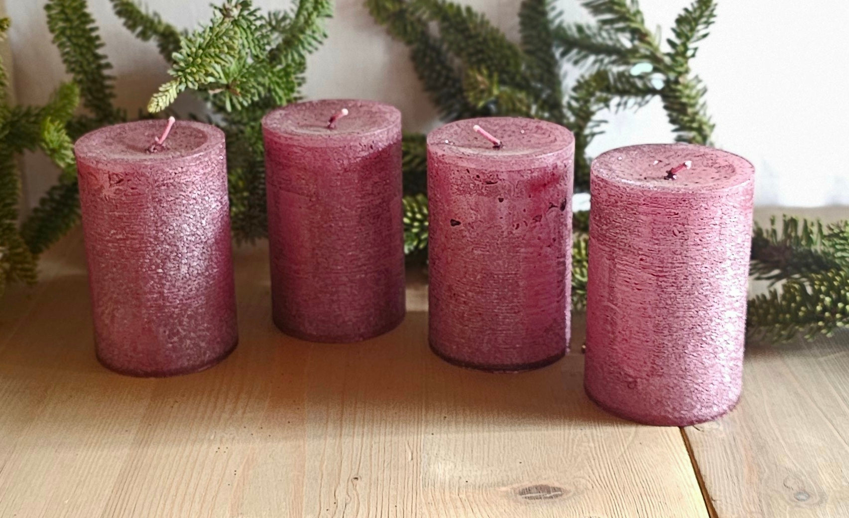 Stumpenkerzen Set (4 Stück) / Dekokerzen / Kerzen – weinrot metallic – Höhe 9 cm, Ø 5,5 cm – Ausstellungsstücke, daher rabattiert