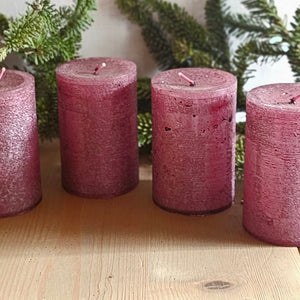Stumpenkerzen Set (4 Stück) / Dekokerzen / Kerzen – weinrot metallic – Höhe 9 cm, Ø 5,5 cm – Ausstellungsstücke, daher rabattiert