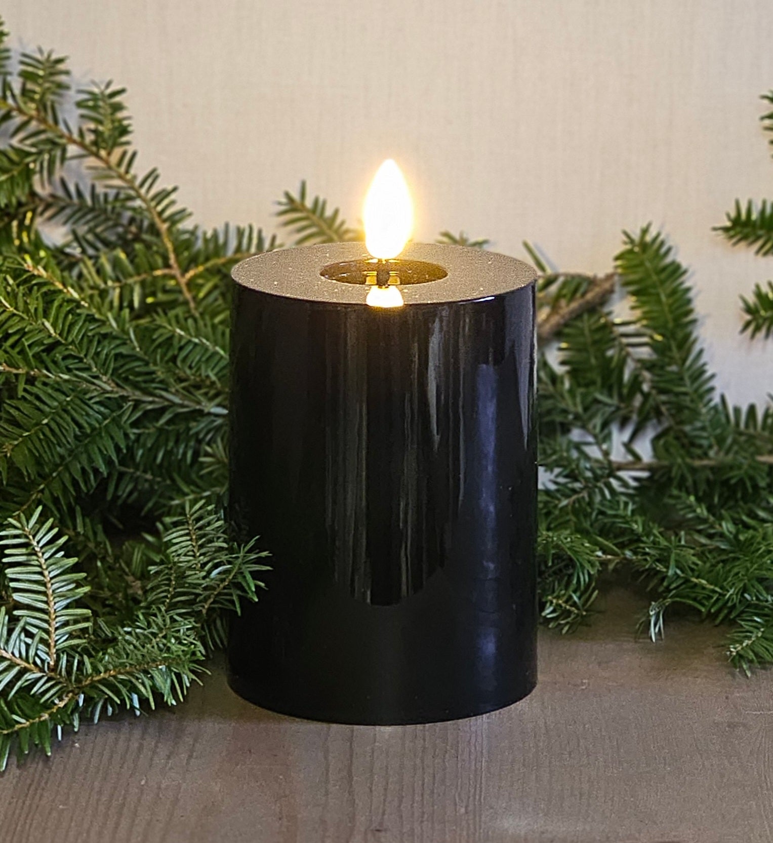 LED Kerze „Poly“ schwarz glänzend – 10 cm – Indoor & Outdoor Dekokerze mit Timer