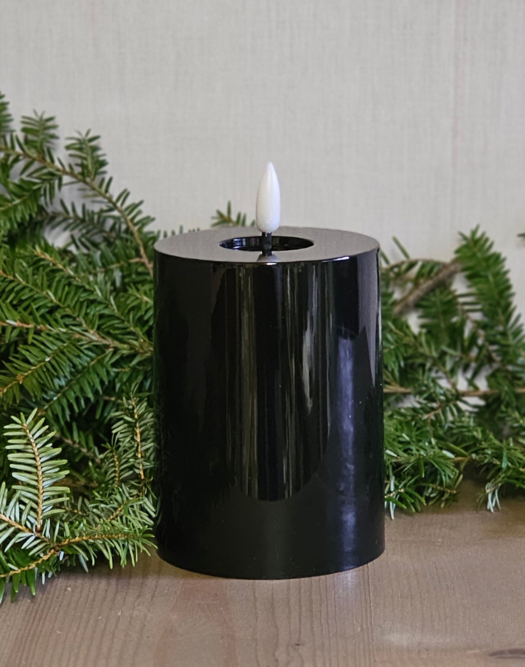 LED Kerze "Poly" / Dekokerzen / Indoor-Outdoor mit Timer – schwarz glänzend – Höhe 10 cm, Ø 7,5 cm