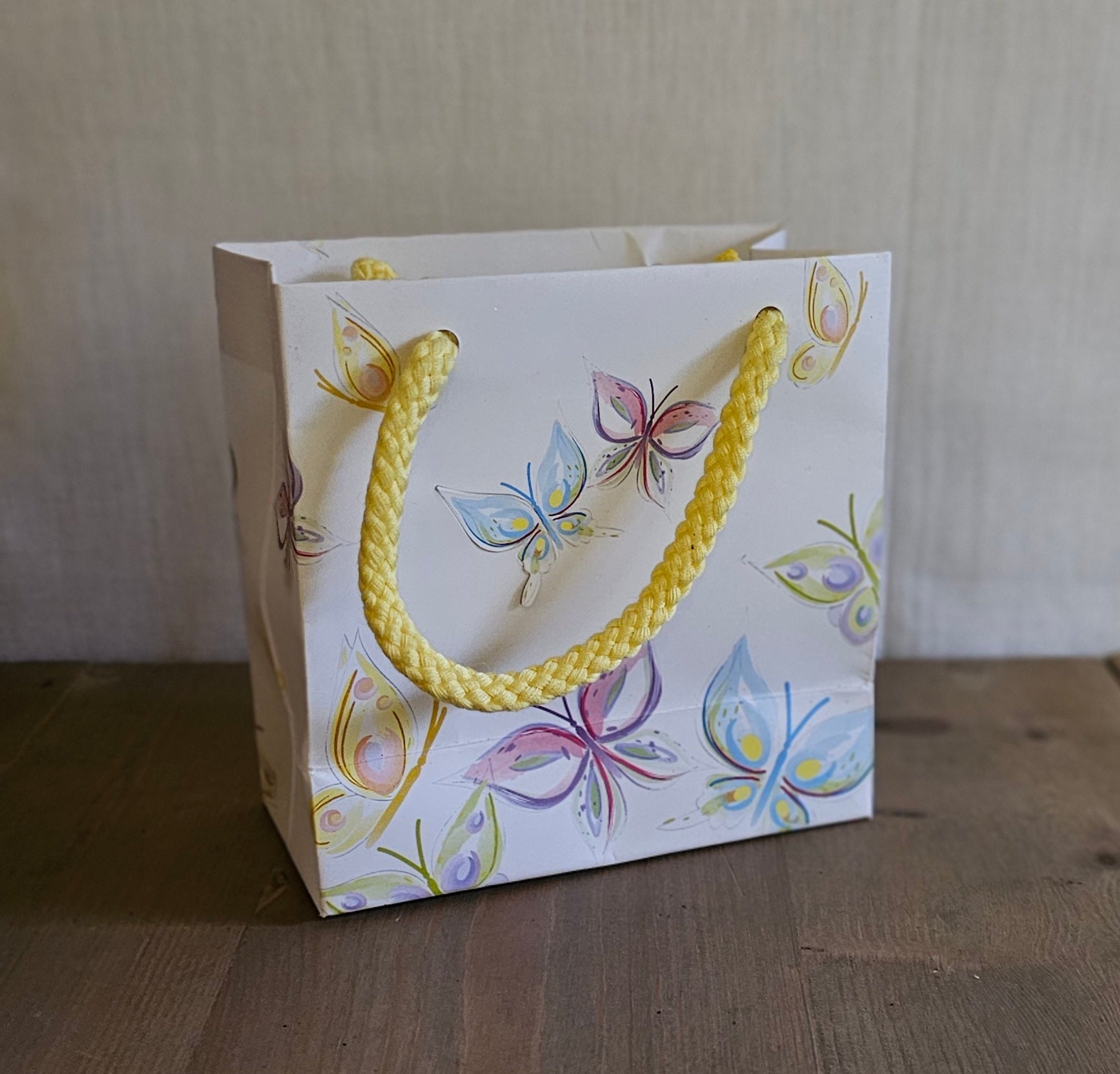 Geschenktasche / Tasche aus Papier mit Schmetterlingen und Kordel - bunt - 12 x 6 x 12 cm