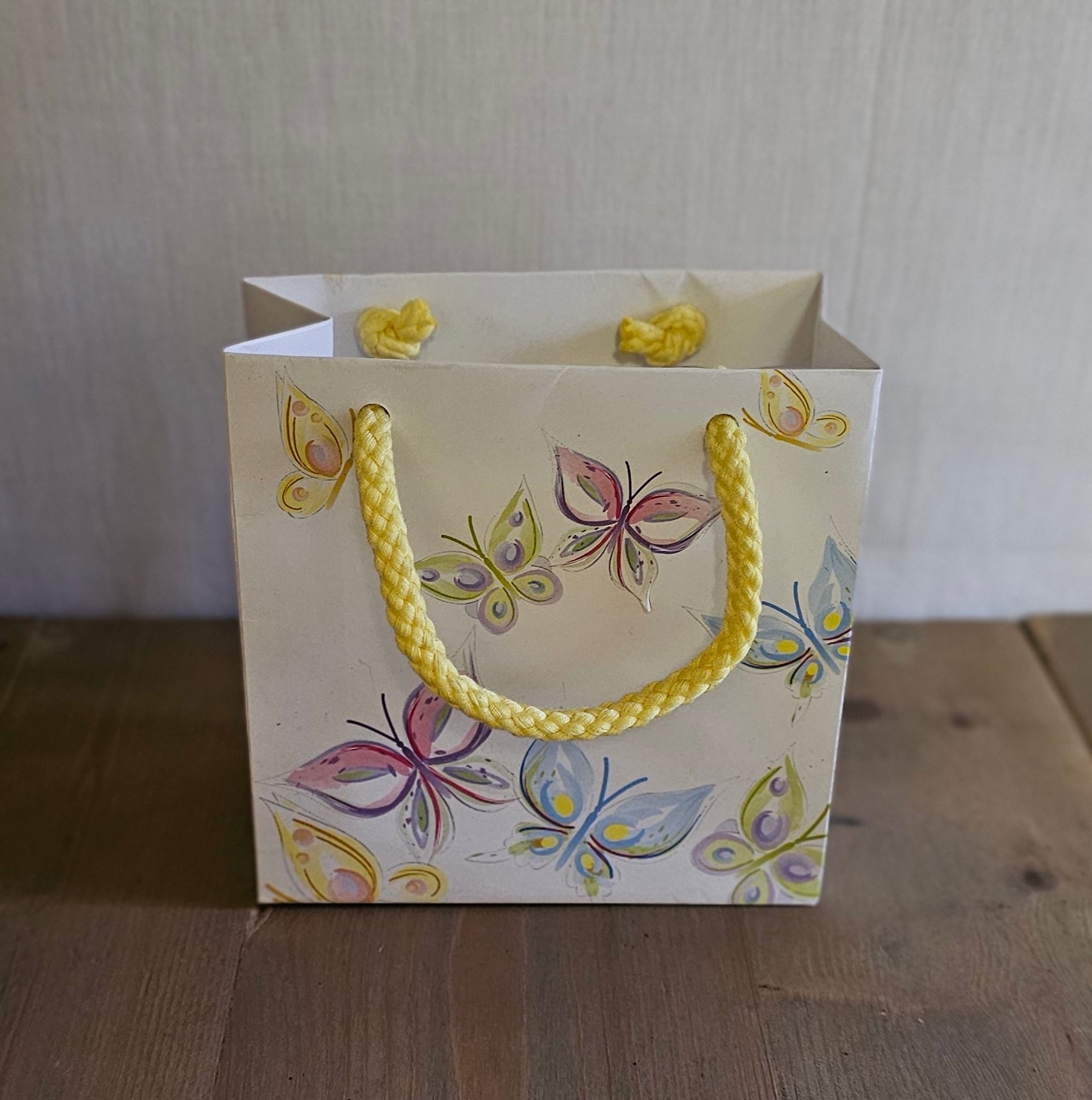 Geschenktasche / Tasche aus Papier mit Schmetterlingen und Kordel - bunt - 12 x 6 x 12 cm