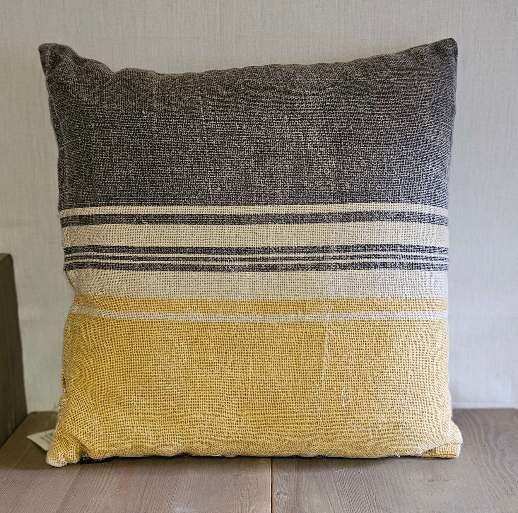Kissen „Megan“ 45×45 cm – Stoff- & Zierkissen mit Inlet in Gelb-Grau | Ausstellungsstück stark reduziert