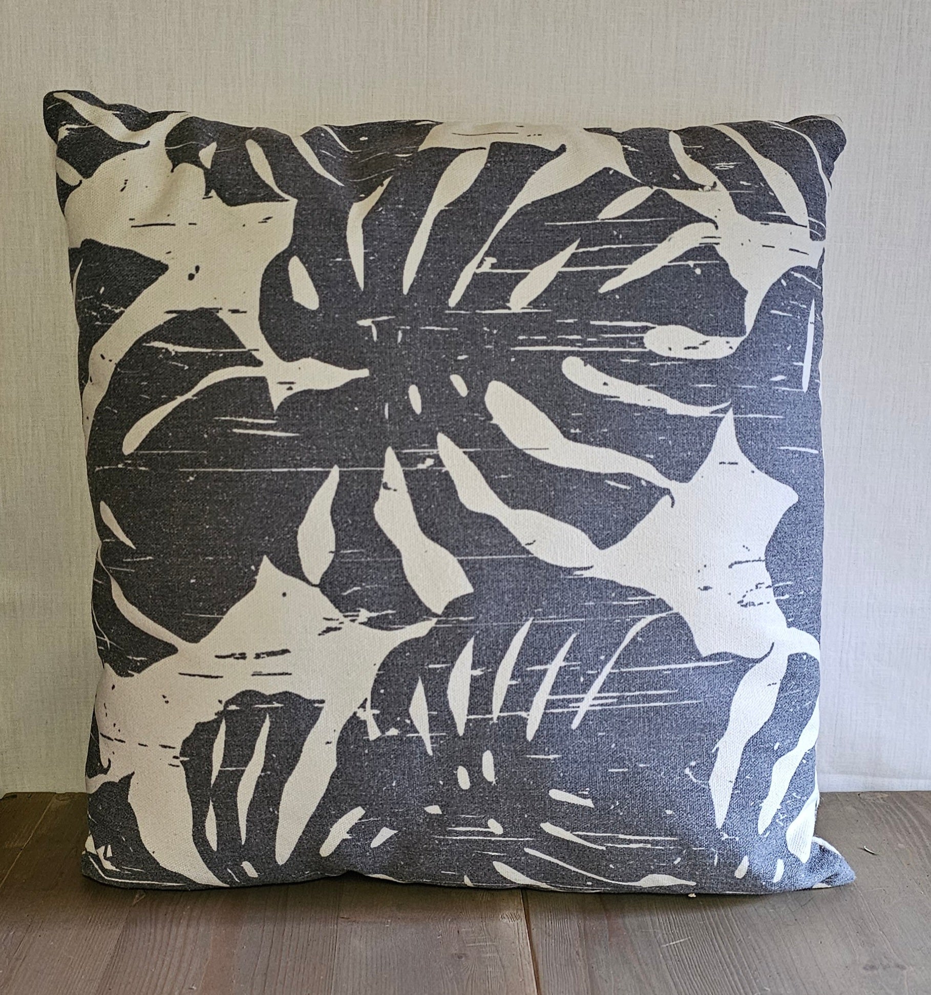 Kissen „Gwen“ 45x45 cm – Zierkissen in Grau-Weiß mit Inlet | Ausstellungsstück stark reduziert