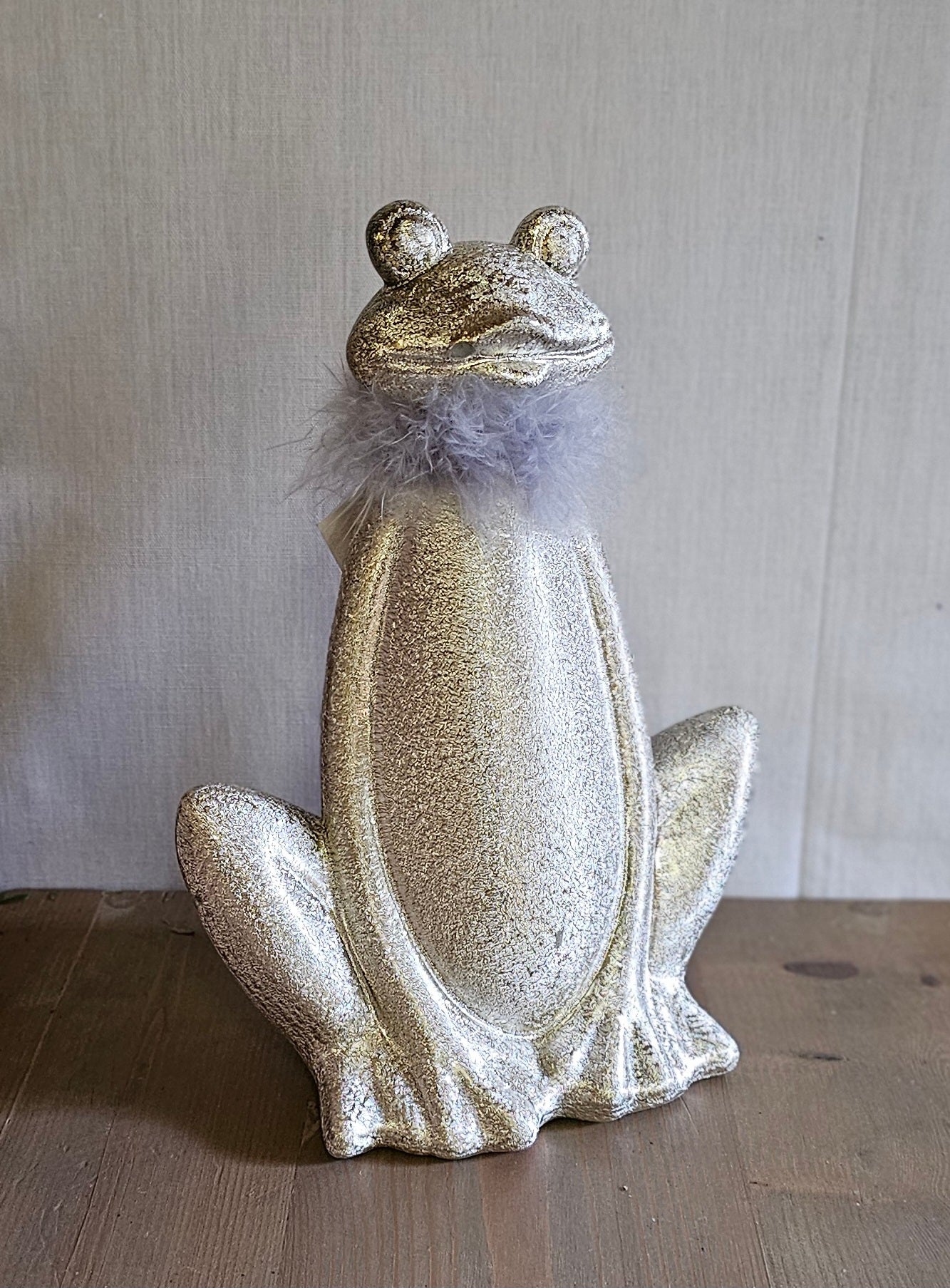 Frosch aus Keramik mit Federboa / Keramikfrosch / Dekofigur – silber – Höhe 21 cm