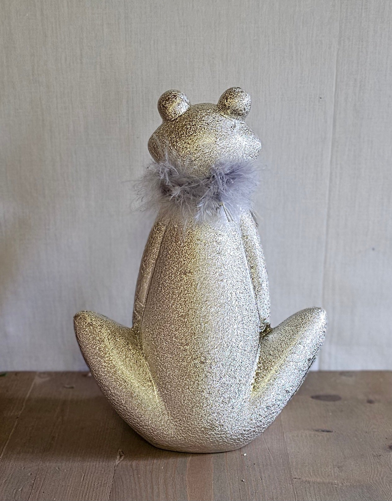 Frosch aus Keramik mit Federboa / Keramikfrosch / Dekofigur – silber – Höhe 21 cm