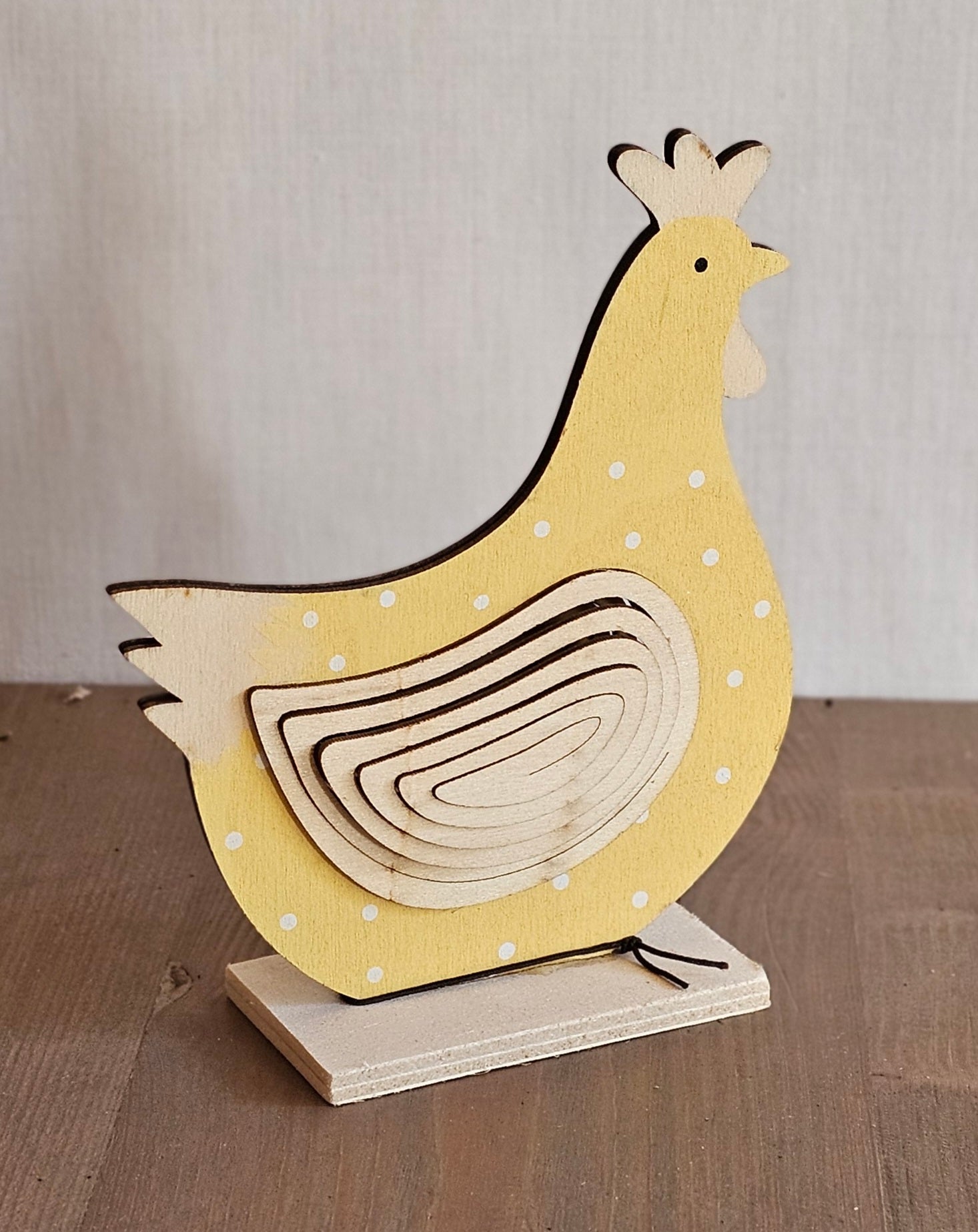 Huhn Dekofigur aus Holz – gelbe Henne mit weißen Punkten – Osterdekoration – 10 cm