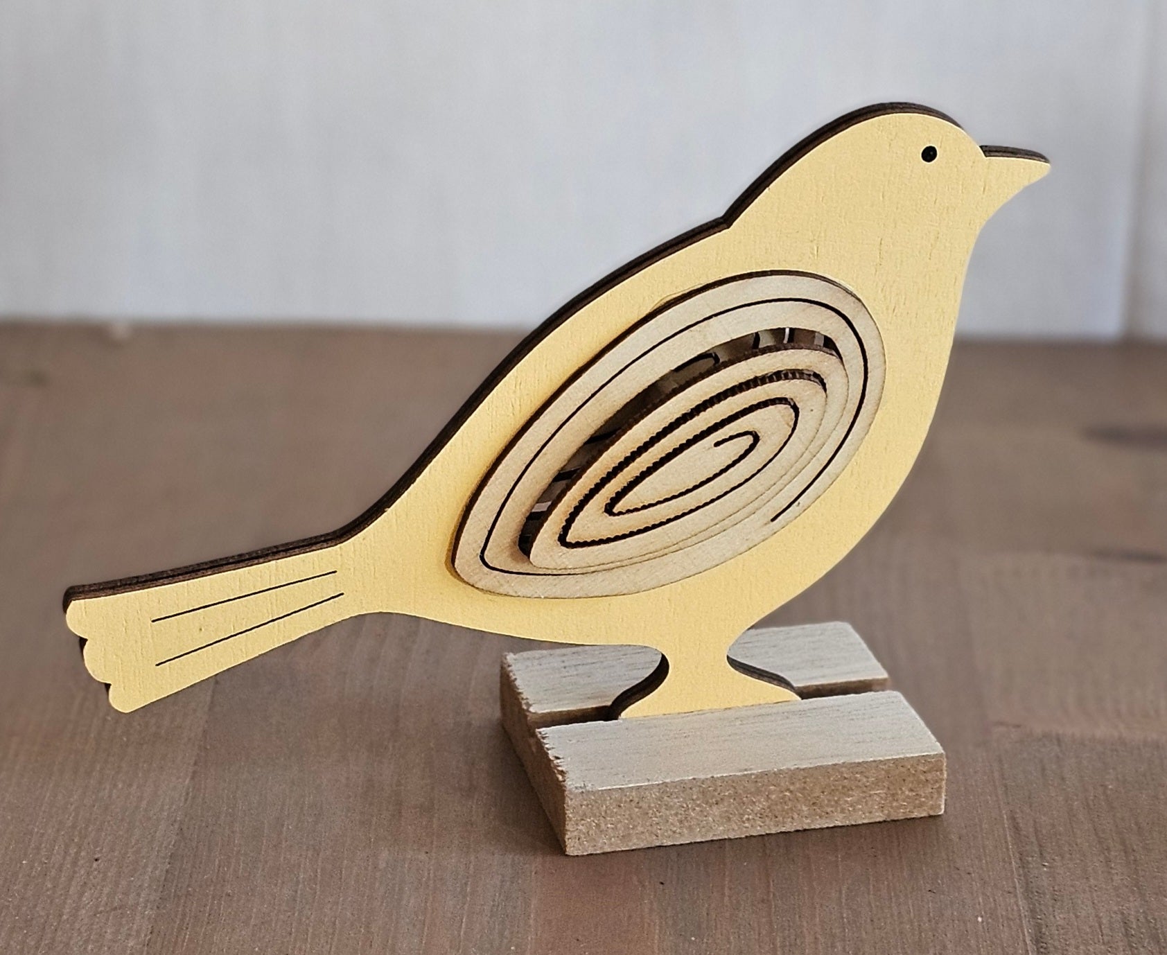 Vogel aus Holz / Dekovogel / Dekofigur / Figur – gelb – Höhe 9,5 cm