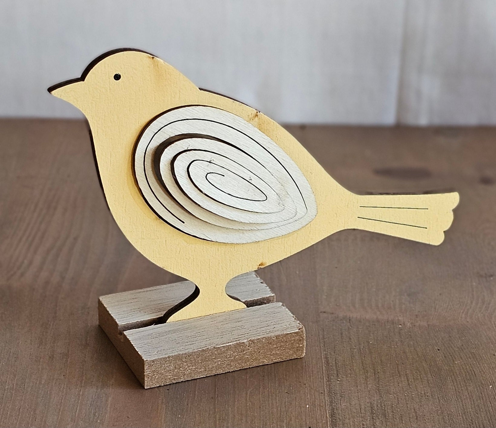 Vogel aus Holz / Dekovogel / Dekofigur / Figur – gelb – Höhe 9,5 cm