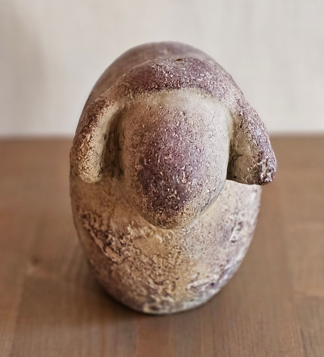 Schaf "Hasli" aus Beton / Aufsteller / Dekofigur / Ostern – Mauve – Höhe 10,5 cm