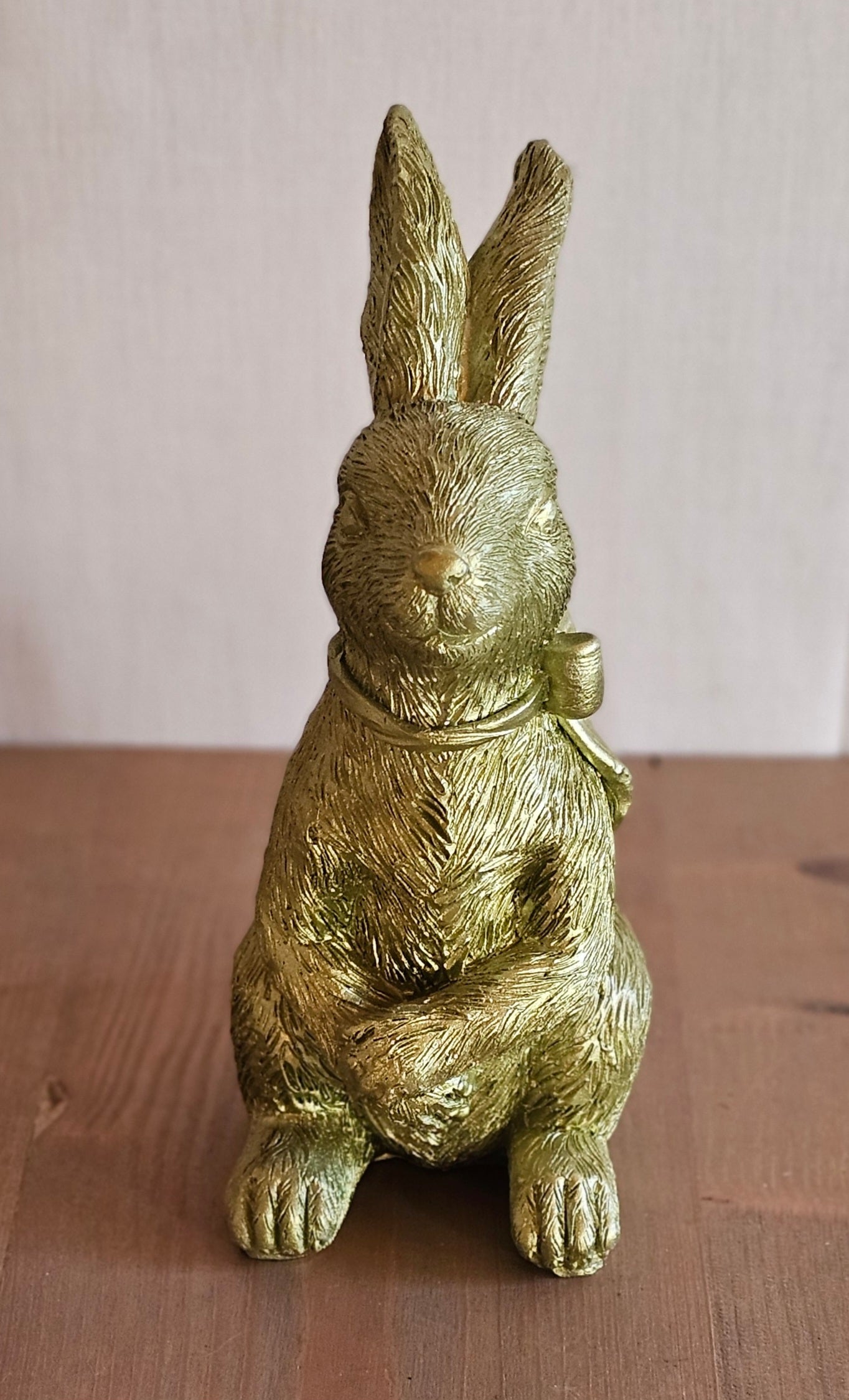 Hase "Cynta" mit Schleife aus Polyresin / Aufsteller / Dekofigur / Dekohase / Ostern – grün – Höhe 15 cm