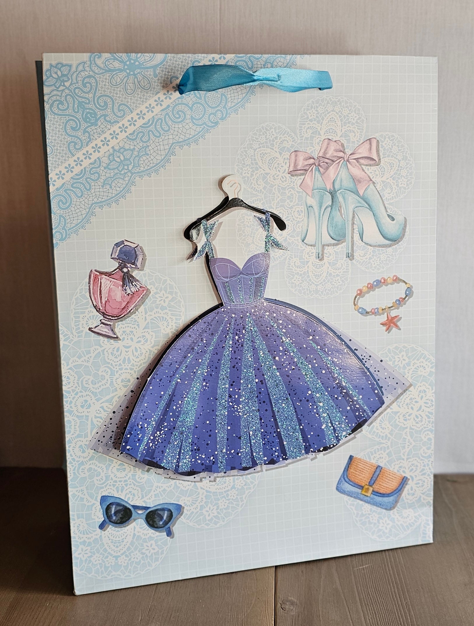 Geschenktasche / Tasche aus Papier "Kleid" - weiss-blau - 30 x 12 x 40 cm