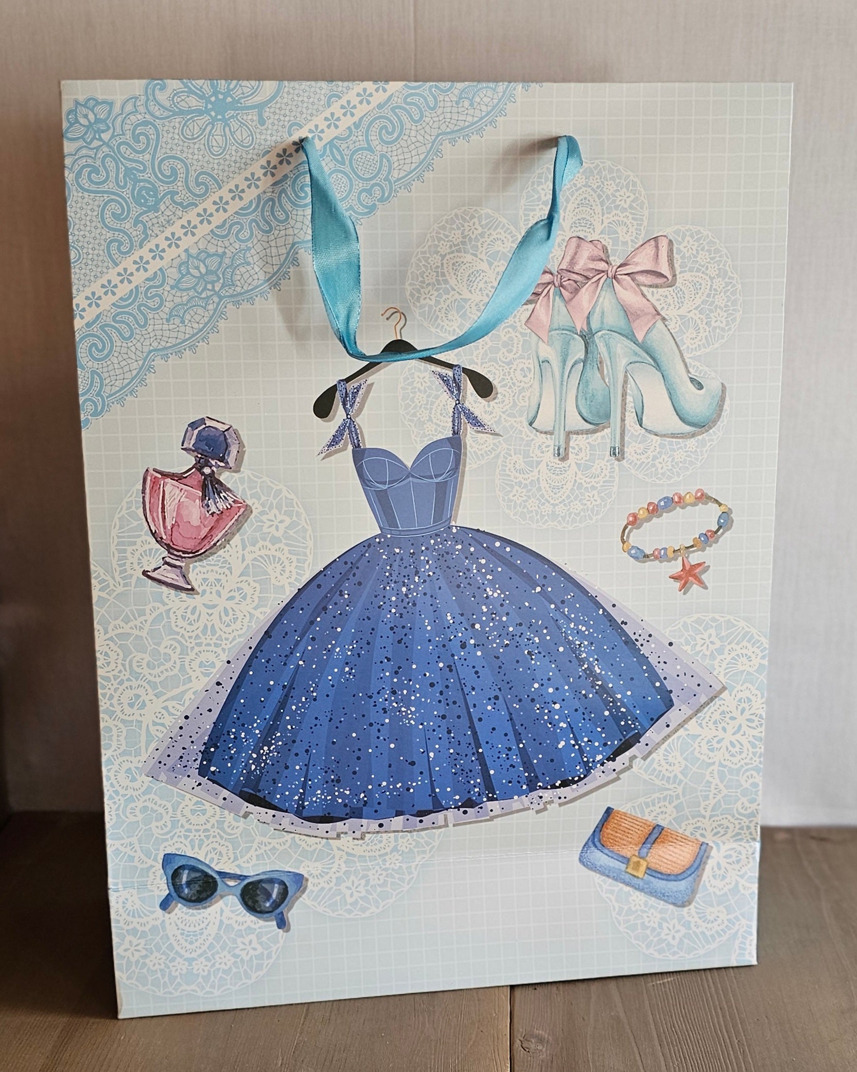 Geschenktasche / Tasche aus Papier "Kleid" - weiss-blau - 30 x 12 x 40 cm
