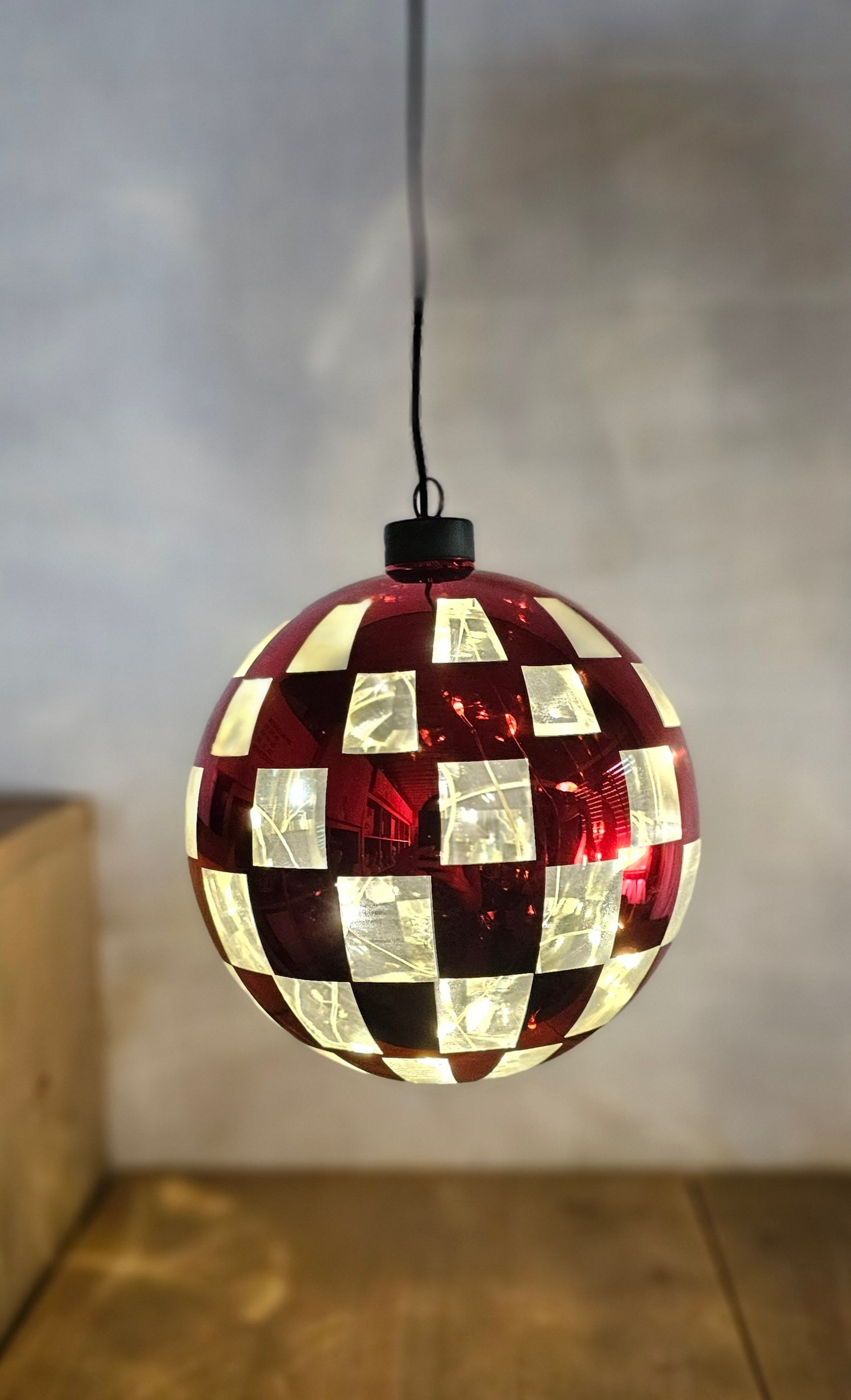 Baden Anhänger Glaskugel Weihnachtskugel mit Led – rot-weiss kariert – Ø 15 cm