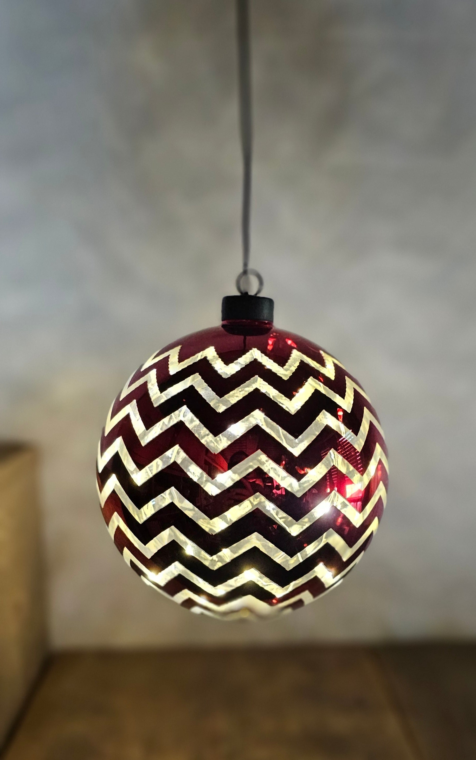 Baden Anhänger Glaskugel Weihnachtskugel mit LED – rot-weiss zickzack – Ø 15 cm