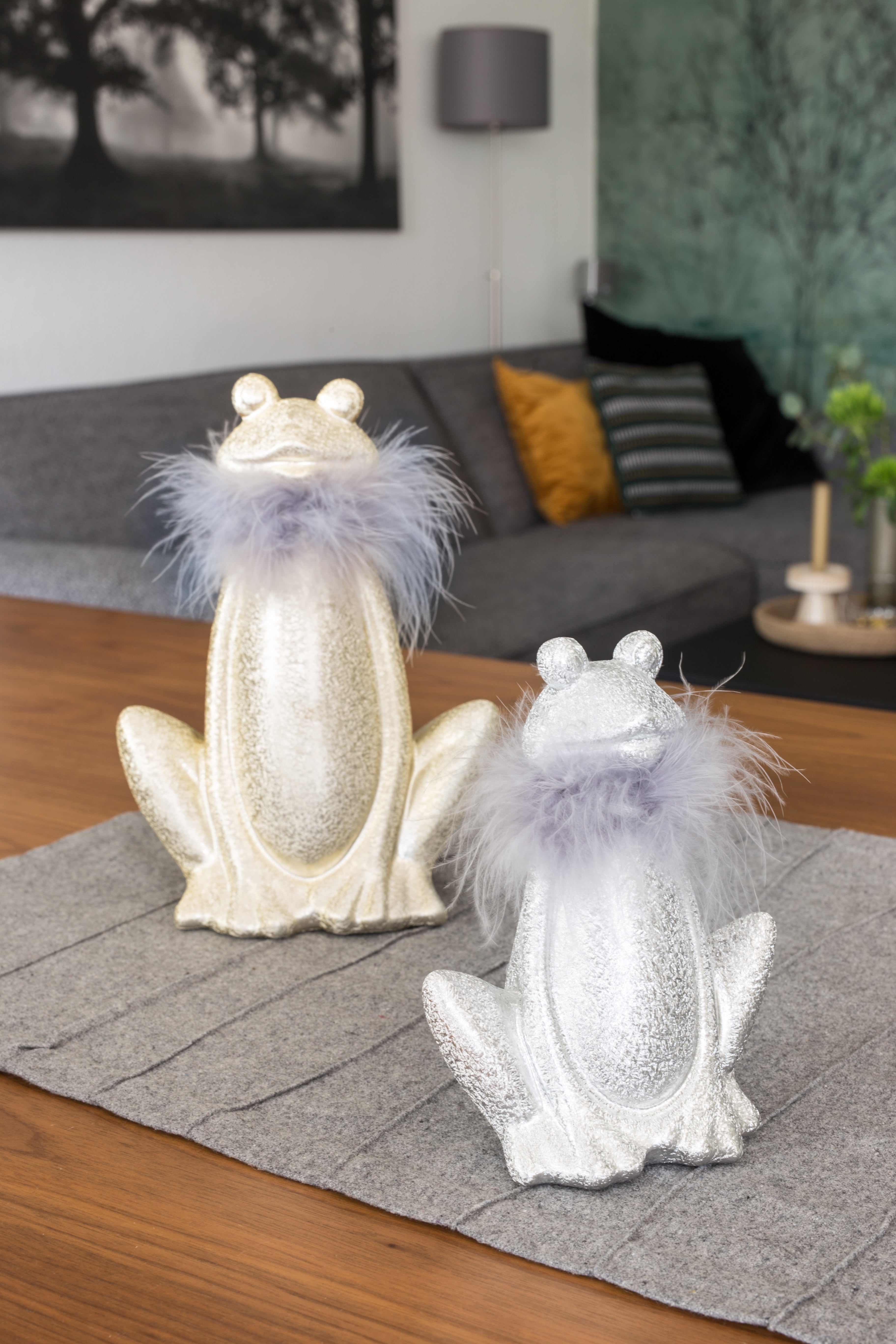 Frosch aus Keramik mit Federboa / Keramikfrosch / Dekofigur – verschiedene Farben – verschiedene Höhen