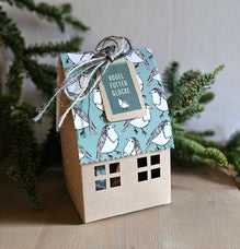 Vogelhaus mit Futterglocke und Meisenknödel / Weihnachten / Geschenk – 9 x 9 x 15 cm – gefertigt von Menschen mit Behinderung