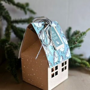 Vogelhaus mit Futterglocke und Meisenknödel / Weihnachten / Geschenk – 9 x 9 x 15 cm – gefertigt von Menschen mit Behinderung