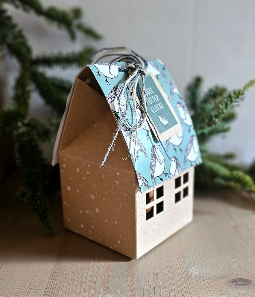Vogelhaus mit Futterglocke und Meisenknödel / Weihnachten / Geschenk – 9 x 9 x 15 cm – gefertigt von Menschen mit Behinderung