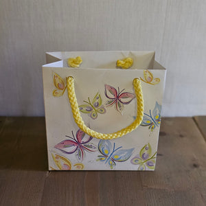 Geschenktasche / Tasche aus Papier mit Schmetterlingen und Kordel - bunt - 12 x 6 x 12 cm