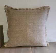 Kissen "Manu" / Stoffkissen / Zierkissen mit Inlet – taupe – Masse 45 x 45 cm - Ausstellungsstück stark reduziert