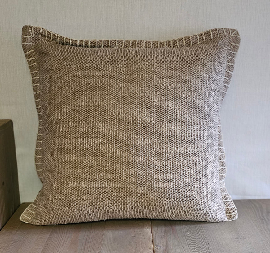 Kissen „Manu“ 45x45 cm – Stoffkissen / Zierkissen mit Inlet in Taupe – Ausstellungsstück stark reduziert
