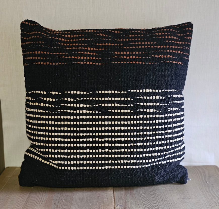 New Woven Stripe – Handgewebtes Design-Zierkissen in Schwarz-Braun-Natur | 45×45 cm inkl. Inlet | Ausstellungsstück – Stark reduziert