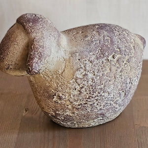 Schaf "Hasli" aus Beton / Aufsteller / Dekofigur / Ostern – Mauve – Höhe 10,5 cm