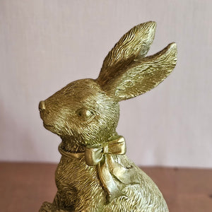 Hase "Cynta" mit Schleife aus Polyresin / Aufsteller / Dekofigur / Dekohase / Ostern – grün – Höhe 15 cm