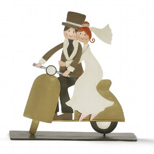 Hochzeitspaar auf Vespa aus Metall – Romantische Tischdeko (24 cm)