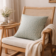 Dekokissen Libby-Blütchen 45x45 cm – Stoffkissen sagegrün-rosa inkl. Inlet