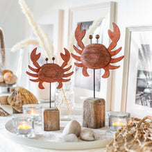 Krebs auf Holzstamm / Dekofigur / Aufsteller / Fensterdeko – koralle-braun – verschiedene Größen